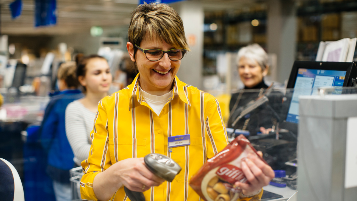 Eine IKEA Mitarbeiterin scannt ein Produkt