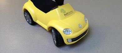Ein gelbes Spielzeugauto