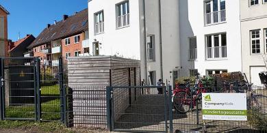 
		Eingangsbereich und Fassade der Kita CompanyKids Kiel
	