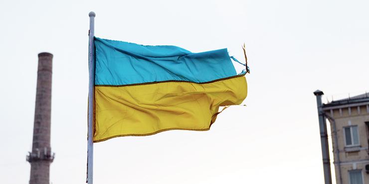 Ukrainische Flagge weht zerfleddert im Wind